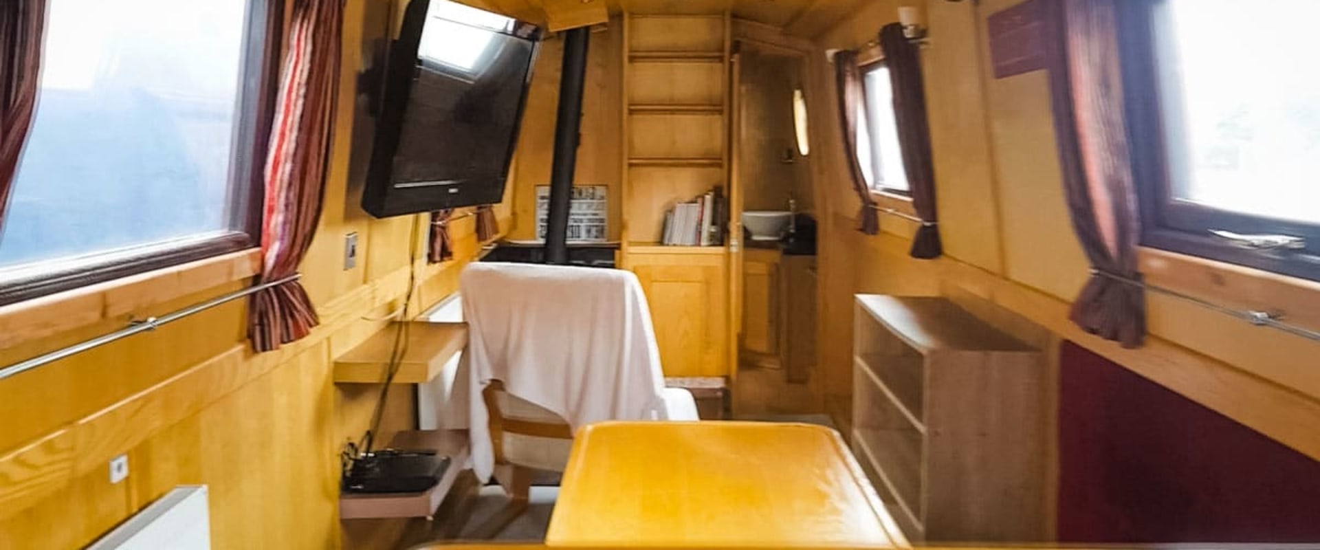 What is the reverse layout of a narrowboat?