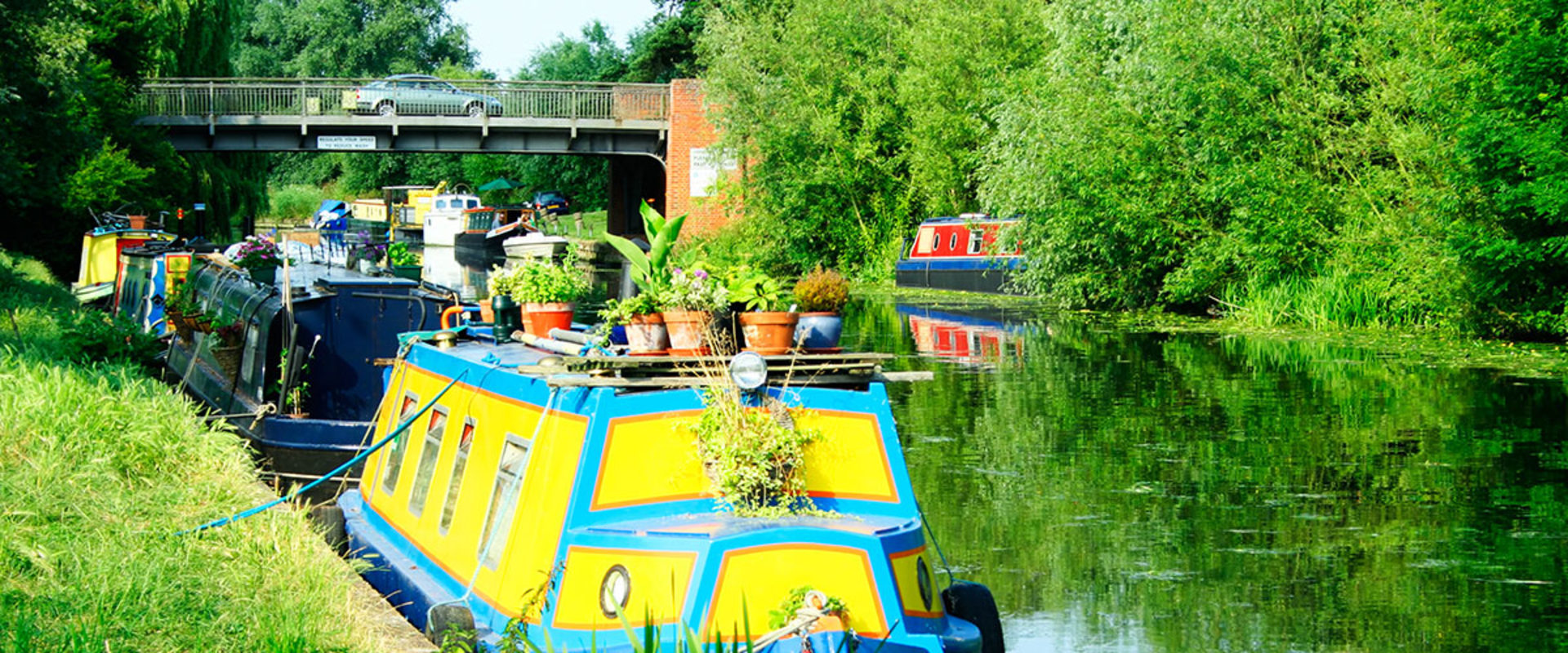 Where do people live on narrowboats?