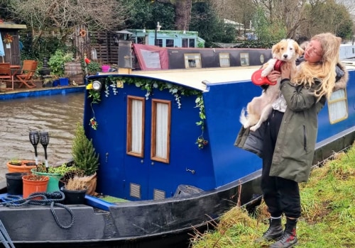 What is the average price of a narrowboat in the uk?