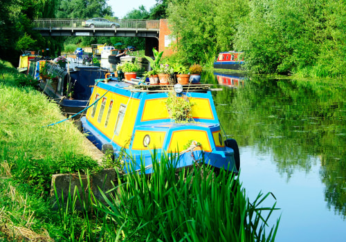 Where do people live on narrowboats?